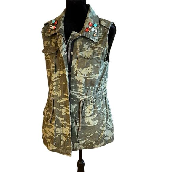 Decree women’s  M camo vest with jewels on collar, NWT - Picture 2 of 12